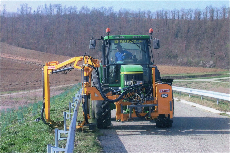 Rustons Engineering – Straddle mower